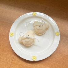 Load image into Gallery viewer, bear bread candle
